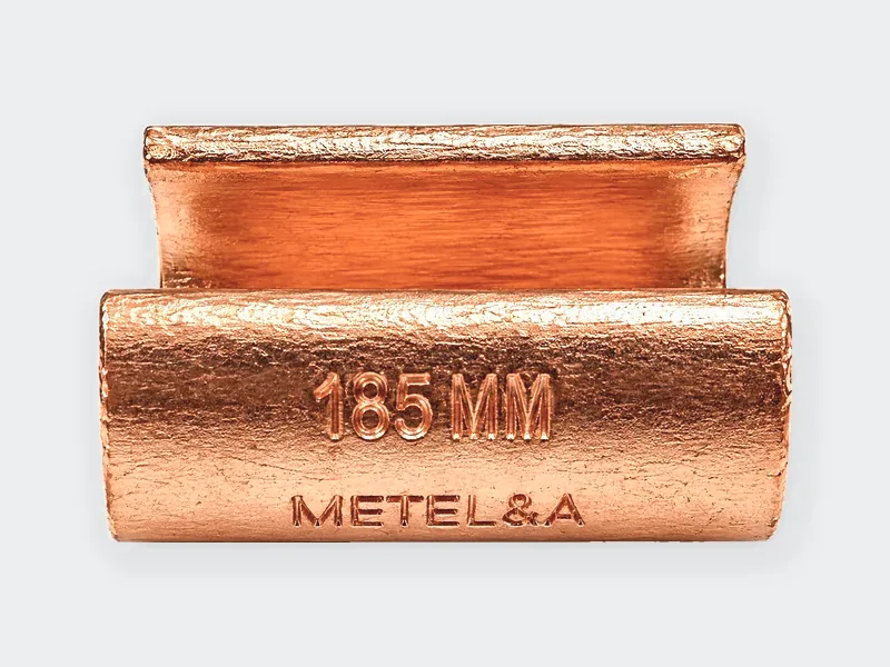 Conector de compresión de cobre tipo C, con la marca METEL&A y la medida grabadas