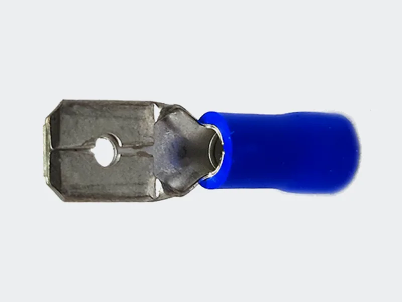 Terminal macho simple con aislamiento azul