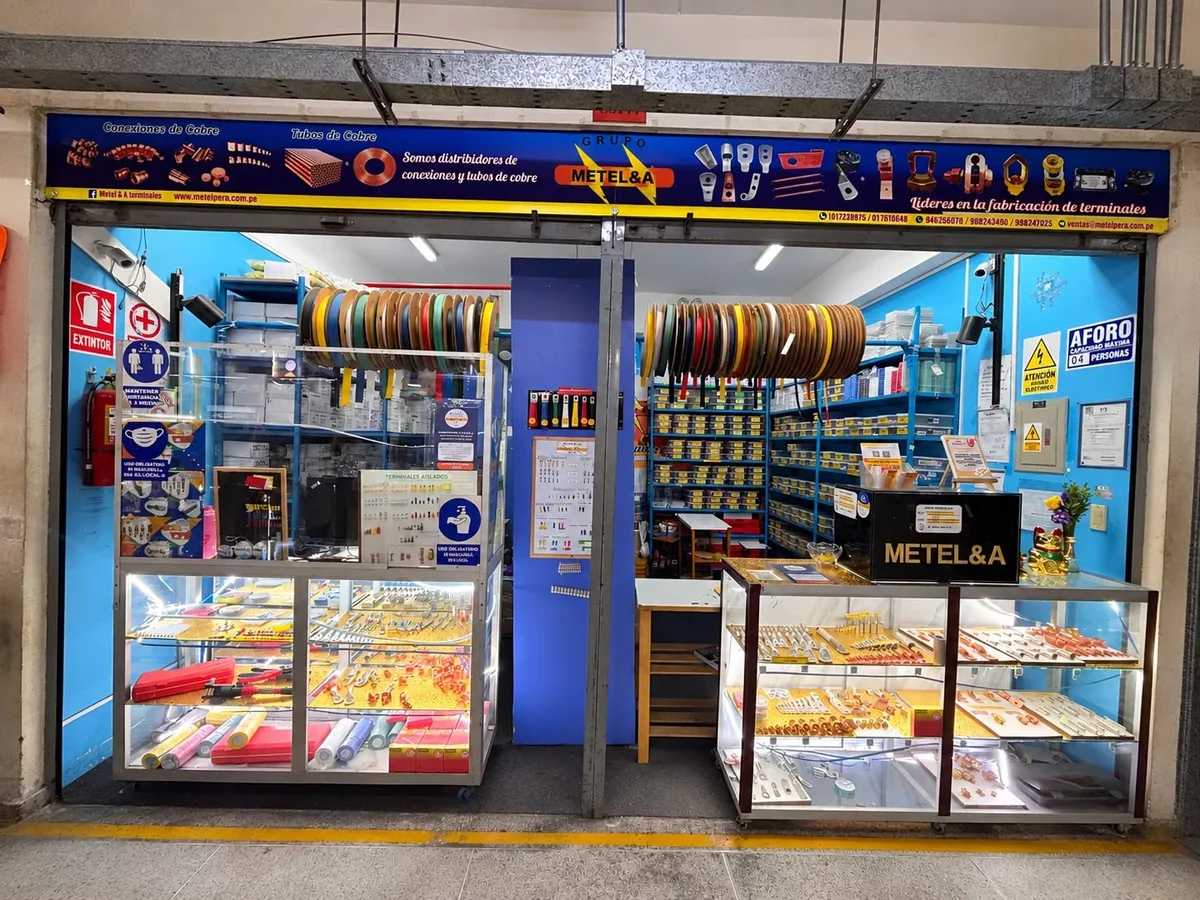Fachada de la tienda de Grupo Metel en el CC Plaza Ferretero, con sus vitrinas de terminales y conectores